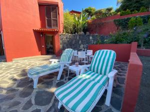 2 chaises et une table en face d'un bâtiment dans l'établissement Luxury Country & Rural Villa Santa Brigida Las Palmas, à Santa Brígida
