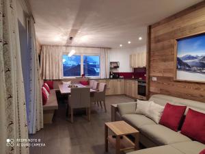 Kuhinja oz. manjša kuhinja v nastanitvi Alp-IN Lodges Kaprun