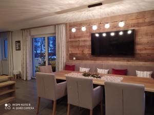 Predel za sedenje v nastanitvi Alp-IN Lodges Kaprun
