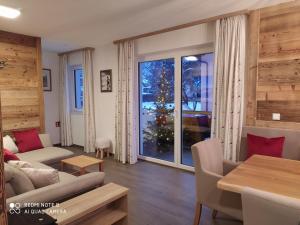 Predel za sedenje v nastanitvi Alp-IN Lodges Kaprun