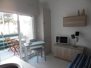 Μια τηλεόραση ή/και κέντρο ψυχαγωγίας στο Studio cabine cap d’Agde