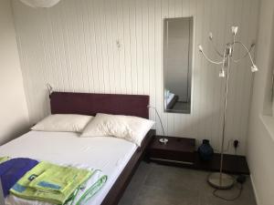 Postel nebo postele na pokoji v ubytování Casa Barbara - eine Oase der Ruhe oberhalb des Lago di Lugano
