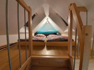 Un pat sau paturi într-o cameră la Idyllische Penthouse-Wohnung in super Lage