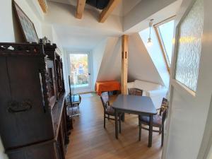 a living room with a table and a couch at Idyllische Penthouse-Wohnung in super Lage in Munich