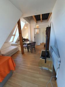 un soggiorno con divano e tavolo di Idyllische Penthouse-Wohnung in super Lage a Monaco