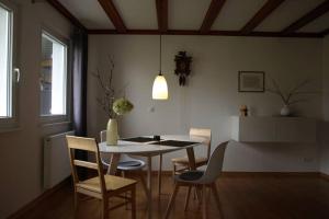 comedor con mesa y sillas en Großzügige Ferienwohnung am Kloster, en Kirchzarten