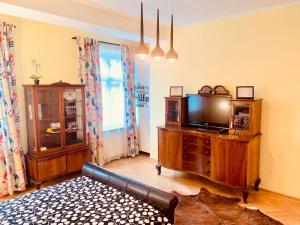una sala de estar con TV en un centro de entretenimiento de madera en Cinematheque Ultracentral Apartment en Sibiu
