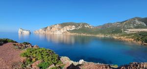 un grande bacino d'acqua con montagne sullo sfondo di Punta Speranza a Nebida