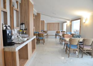 Příslušenství pro přípravu čaje a kávy v ubytování acar hotel Kırıkkale