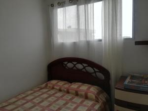 Giường trong phòng chung tại Dpto Pelícano a una cuadra de la Playa