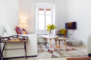 Televízia a/alebo spoločenská miestnosť v ubytovaní Hispalis Casa Palacio Apartment