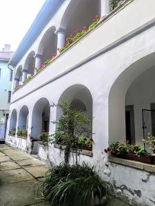 um edifício branco com caixas de flores ao lado em Gabriella Apartman em Eger