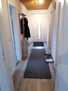 a hallway with a rug on the floor of a house at COLE`s WALLS in Walsrode