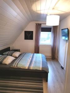 a bedroom with a bed and a window at COLE`s WALLS in Walsrode