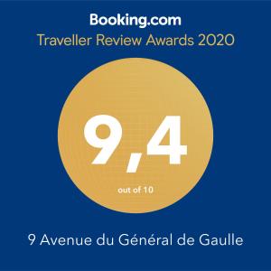 a sign that reads travel review awards with a yellow circle at Appartement Paisible in Briançon