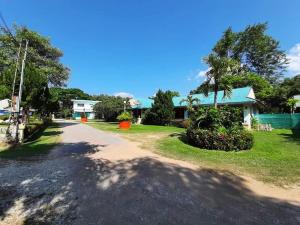 a driveway with a house in the background at Wangtong Resort 2 in Ban Huai Salok