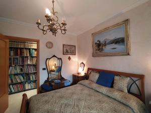 1 dormitorio con cama, espejo y libros en The Architect, en Bari Palese
