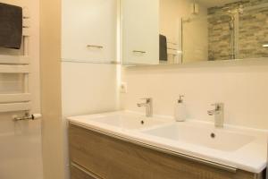 ein Badezimmer mit einem weißen Waschbecken und einem Spiegel in der Unterkunft Tussen Gracht en SintJan in ’s-Hertogenbosch