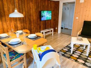 TV a/nebo společenská místnost v ubytování Ferienwohnung Meiringen "Engelhorn"