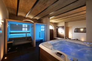 La grande salle de bains est pourvue d'une baignoire bleue. dans l'établissement Borgo Degli Angeli Resort e Spa, à San Vitale