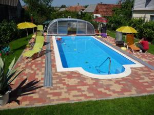 Bazén v ubytovaní Joker Villa Apartmanhaus alebo v jeho blízkosti