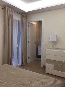 Nuevo Apartamento Moderno Elisa - a 80 metros de la playa para 5 personas客房内的一张或多张床位