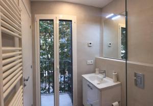 桑特费柳德吉克索尔斯Nuevo Apartamento Moderno Elisa - a 80 metros de la playa para 5 personas的带水槽和镜子的浴室 更多37张照片