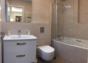 Nuevo Apartamento Moderno Elisa - a 80 metros de la playa para 5 personas的一间浴室