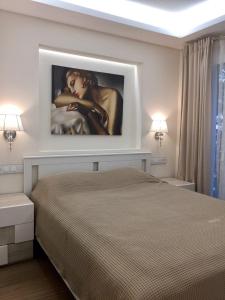 桑特费柳德吉克索尔斯Nuevo Apartamento Moderno Elisa - a 80 metros de la playa para 5 personas的卧室上方墙上的画
