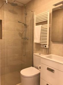 Nuevo Apartamento Moderno Elisa - a 80 metros de la playa para 5 personas的一间浴室