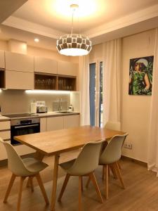 Nuevo Apartamento Moderno Elisa - a 80 metros de la playa para 5 personas的厨房或小厨房