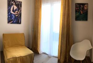 Nuevo Apartamento Moderno Elisa - a 80 metros de la playa para 5 personas的休息区