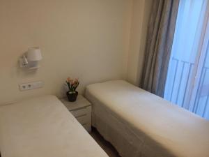 Nuevo Apartamento Moderno Elisa - a 80 metros de la playa para 5 personas客房内的一张或多张床位