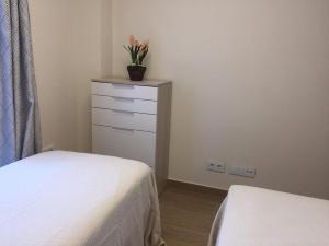 Nuevo Apartamento Moderno Elisa - a 80 metros de la playa para 5 personas客房内的一张或多张床位