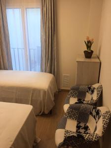 Nuevo Apartamento Moderno Elisa - a 80 metros de la playa para 5 personas客房内的一张或多张床位