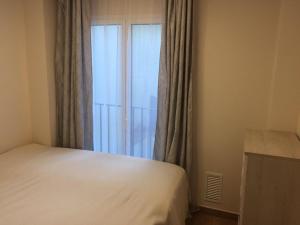 Nuevo Apartamento Moderno Elisa - a 80 metros de la playa para 5 personas客房内的一张或多张床位