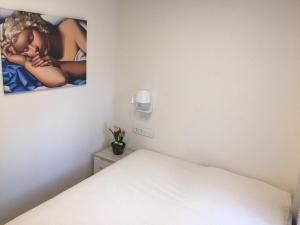 Nuevo Apartamento Moderno Elisa - a 80 metros de la playa para 5 personas客房内的一张或多张床位