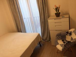 Nuevo Apartamento Moderno Elisa - a 80 metros de la playa para 5 personas客房内的一张或多张床位