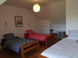 Zimmer mit 2 Betten in einem Zimmer in der Unterkunft Maison AN NEIZIG in Île-Tudy