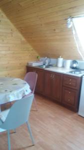 Kuchyňa alebo kuchynka v ubytovaní Vakáció Apartman
