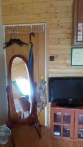 Televízia a/alebo spoločenská miestnosť v ubytovaní Vakáció Apartman