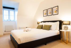 ein Schlafzimmer mit einem großen weißen Bett mit zwei Kissen in der Unterkunft Atlas House - Ideal for Contractors or Derby County Fans in Derby