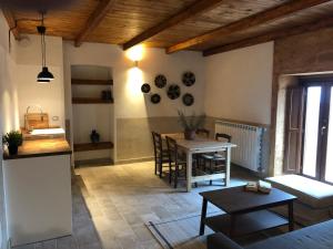 a kitchen and living room with a table and chairs at Casa Antica in Santo Stefano di Sessanio