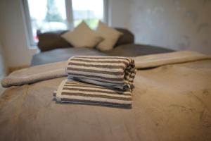 Ένα ή περισσότερα κρεβάτια σε δωμάτιο στο Ferienhaus Sonnenlicht - Familien und Kiter "Willkommen"