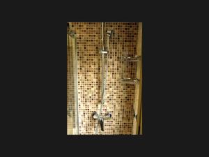 ポラ・デ・レナにあるHotel Lenaのタイル張りの壁のバスルーム(シャワー付)
