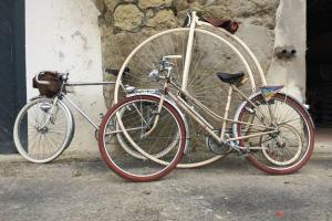 una bicicletta è parcheggiata accanto a un muro di Tour de France historique et châteaux de Loire a Orléans