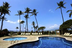 Swimming pool sa o malapit sa Oceanfront penthouse with amazing views at Kauhale Makai