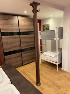 Landgasthaus Alter Posthof في Halsenbach: غرفة نوم مع سرير بطابقين وجدار خشبي