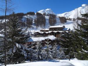 ein Resort in den schneebedeckten Bergen in der Unterkunft Chalet La Foux d Allos centre Station in La Foux
