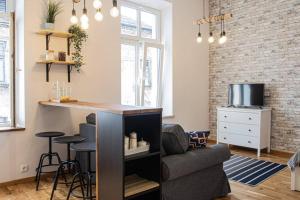 un soggiorno con bar e divano di O & O Studio a Cracovia